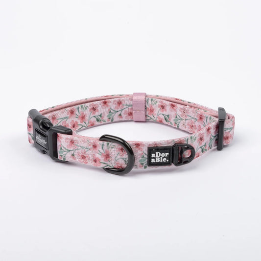 Blushing blossoms collar